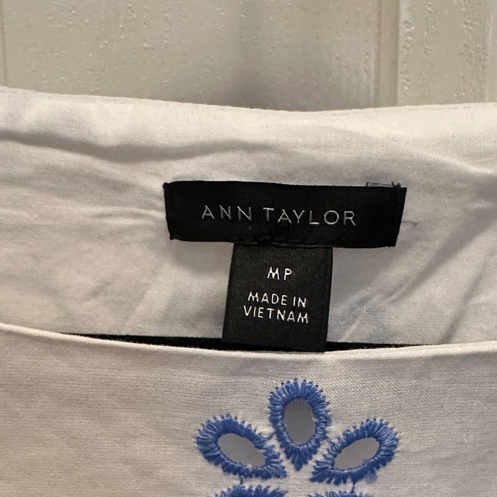 Ann Taylor 100% Cotton White Blouse with Blue Floral Embroidery Size MP - Picture 2 of 9
